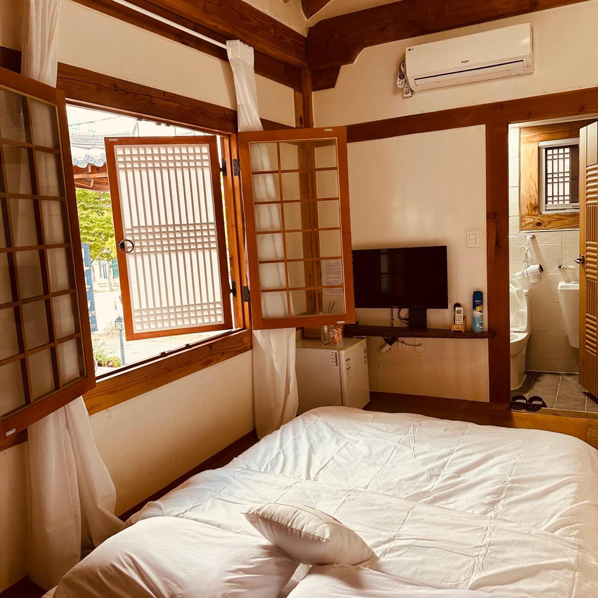 Jeonju Hanok Village Deoksugung Екстериор снимка